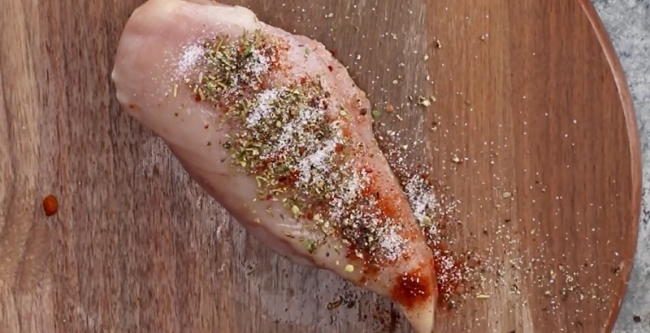 Жареное куриное филе с творожной начинкой Жареное куриное филе с творожной начинкой