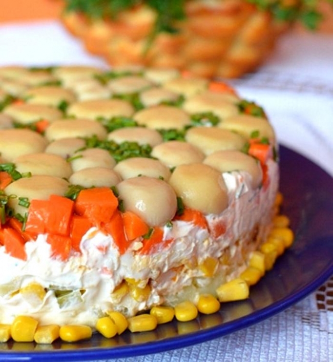 Торт-салат с курицей и грибами Торт-салат с курицей и грибами