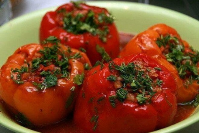 Перцы фаршированные овощами и рисом в томатном соке