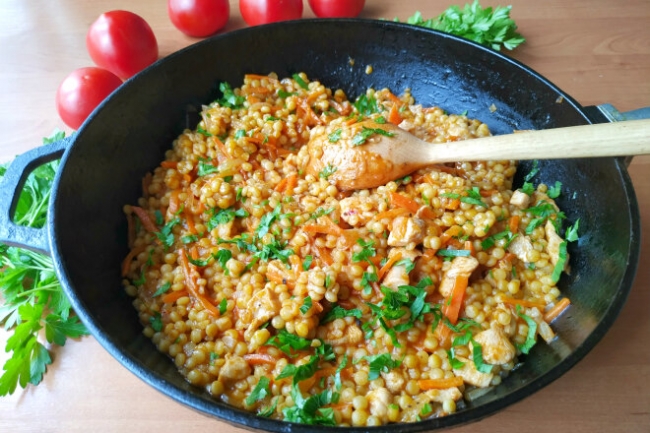 Паста птитим с курицей и овощами