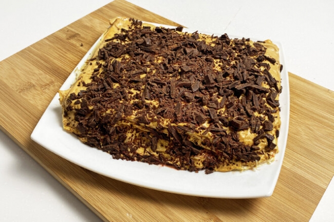 Торт из лаваша с клубникой, сметаной и сгущенкой без выпечки